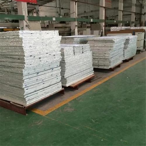 以其輕質,高強,耐腐蝕,隔音隔熱,易加工等優點,被廣泛應用于建筑幕墻